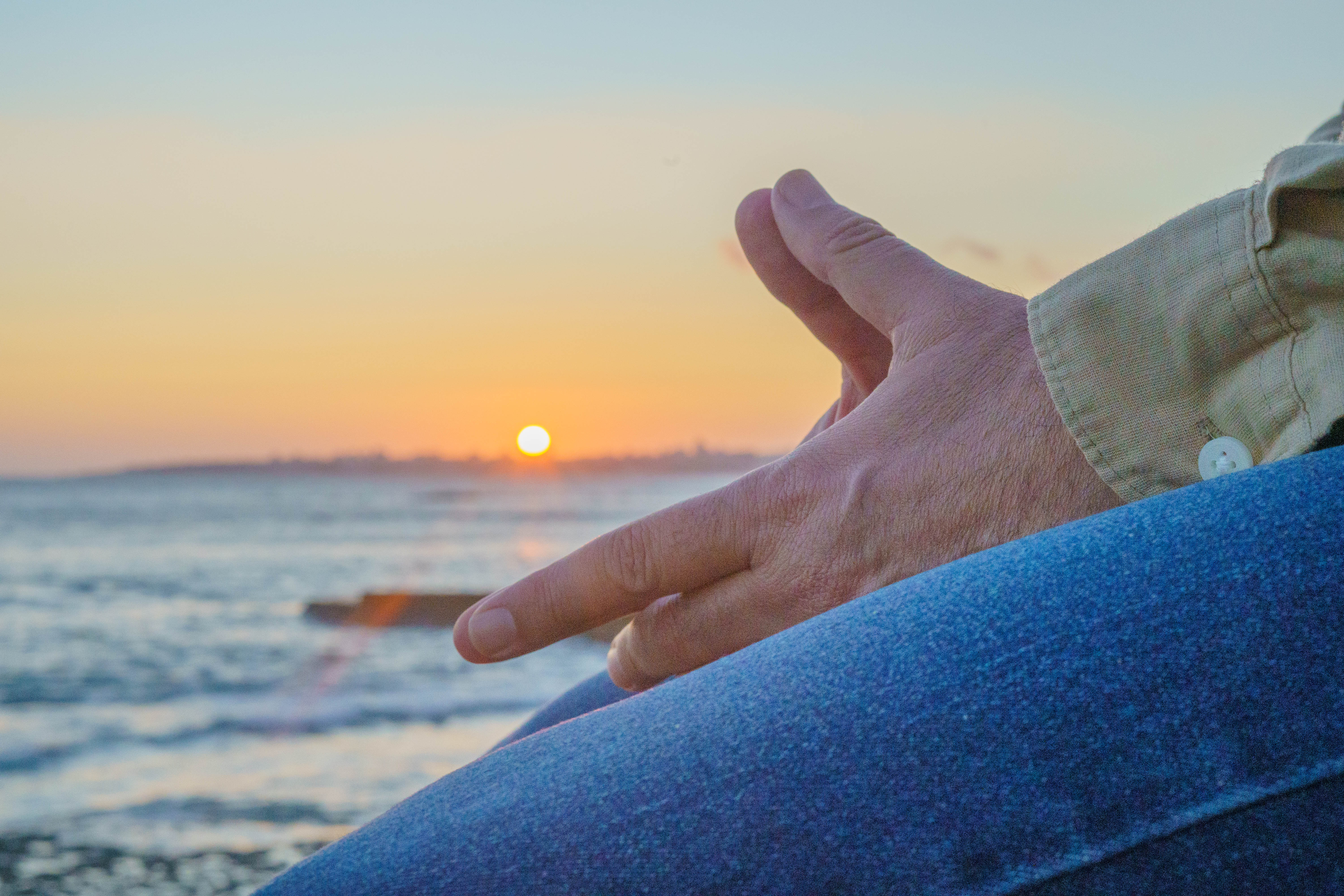 Manos de maestro de Reiki en posición de sanación, representando el curso de certificación de Reiki Usui Tibetano Nivel 1.