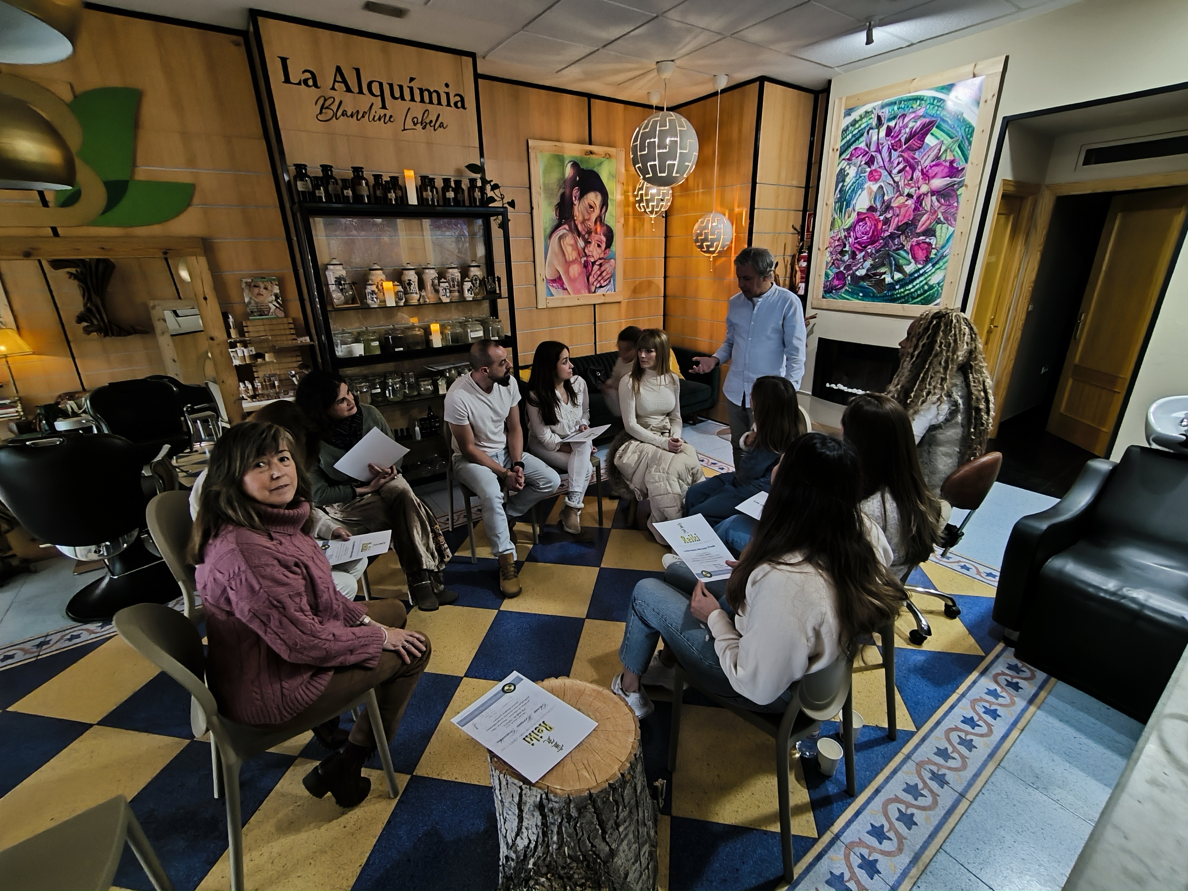 Actividad de Reiki 3 - Grupo de alumnos durante la iniciación de Reiki.